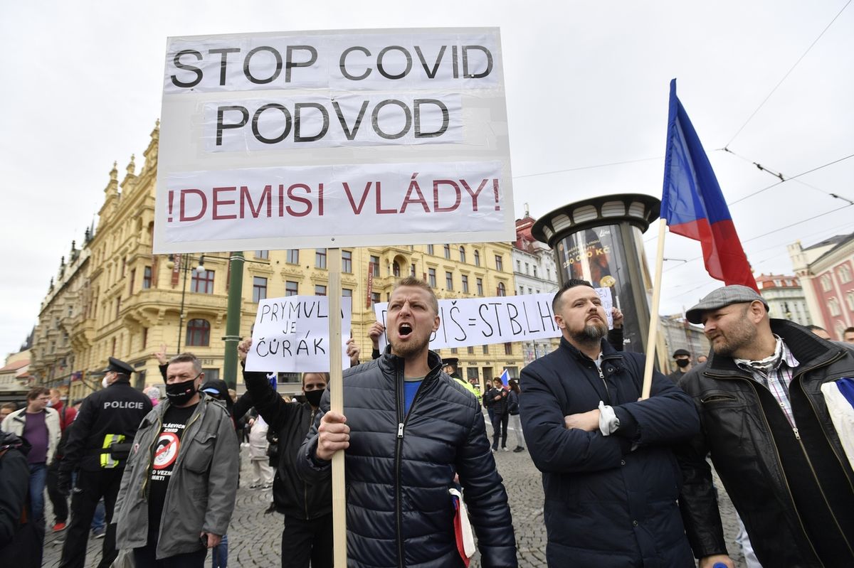 Shromáždění kritiků vládních opatření na náměstí Republiky v Praze.