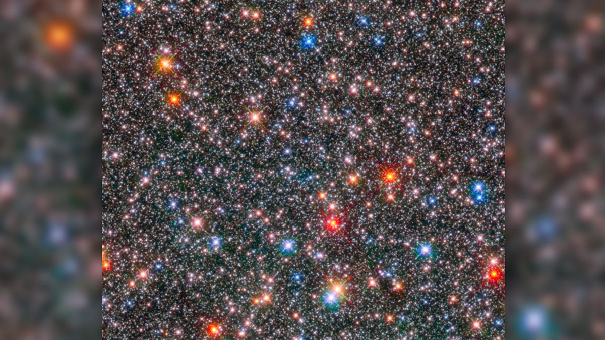 Hvězdy ve středu Mléčné dráhy na snímku pořízeném pomocí Hubbleova teleskopu. Oblast se nachází ve vzdálenosti 26 tisíc světelných let, různé barvy hvězd vypovídají o různé teplotě na jejich povrchu.