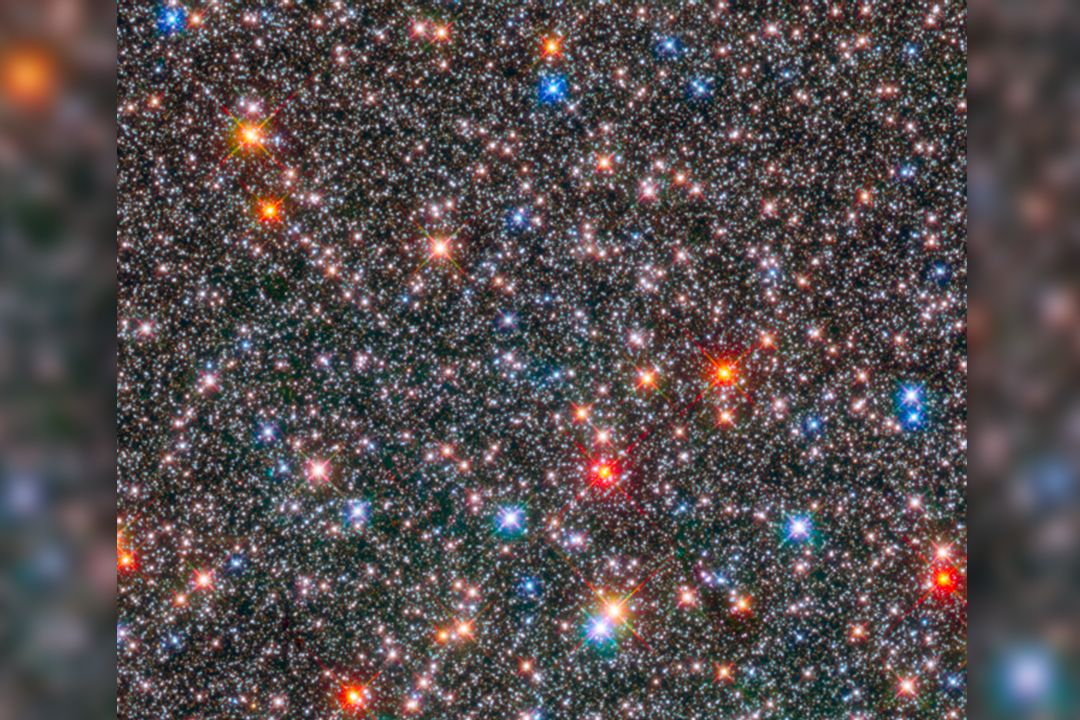 Hvězdy ve středu Mléčné dráhy na snímku pořízeném s pomocí Hubbleova teleskopu. Oblast se nachází ve vzdálenosti 26 tisíc světelných let, různé barvy hvězd vypovídají o různé teplotě na jejich povrchu.