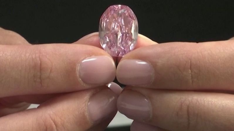 Vzácný růžový diamant se vydražil za 600 milionů