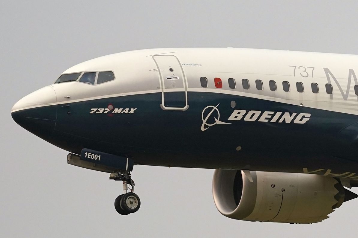 Boeing 737 MAX řízený při testech piloty amerického Federálního úřadu pro letectví (FAA)