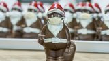 Maďarský cukrář vyrábí čokoládové Mikuláše v roušce