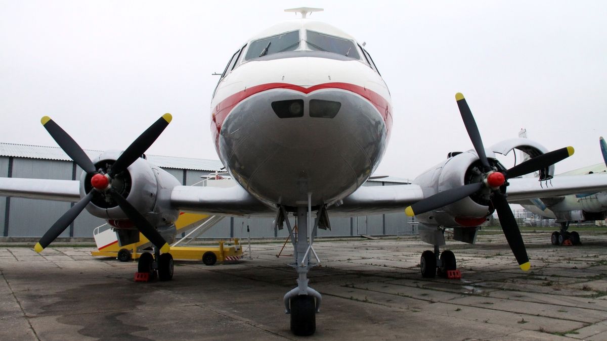Ve Kbelích zrenovovali historický dopravní letoun Avia Av-14