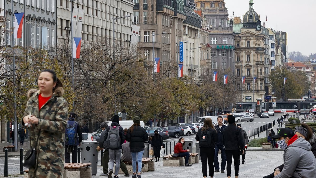 Na Václavském náměstí byly v pátek rozvěšeny státní vlajky k blížícímu se svátku 17. listopadu.