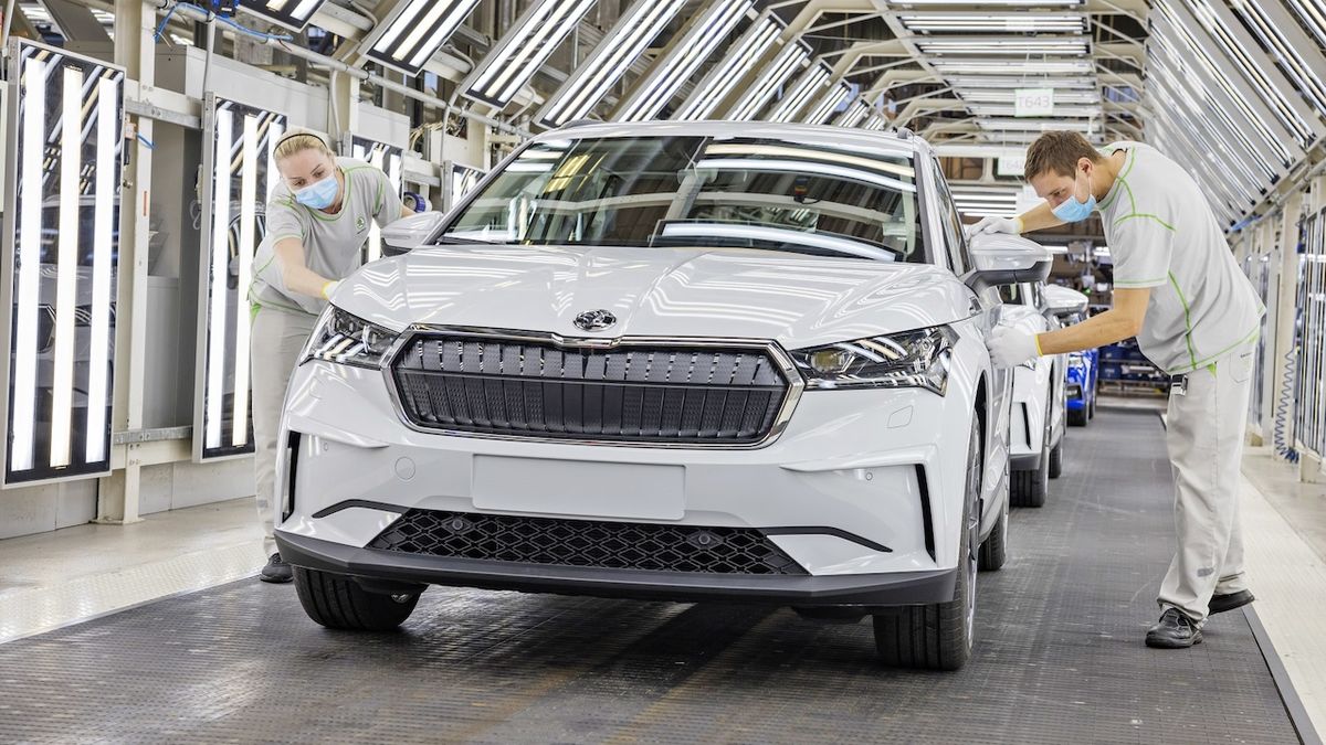 Výroba aut v Česku loni klesla proti roku 2019 o čtvrtinu