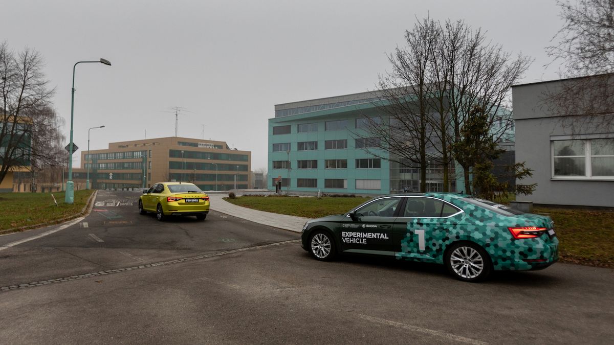 Zkoušky autonomní jízdy ve virtuálním konvoji na VŠB-TUO.