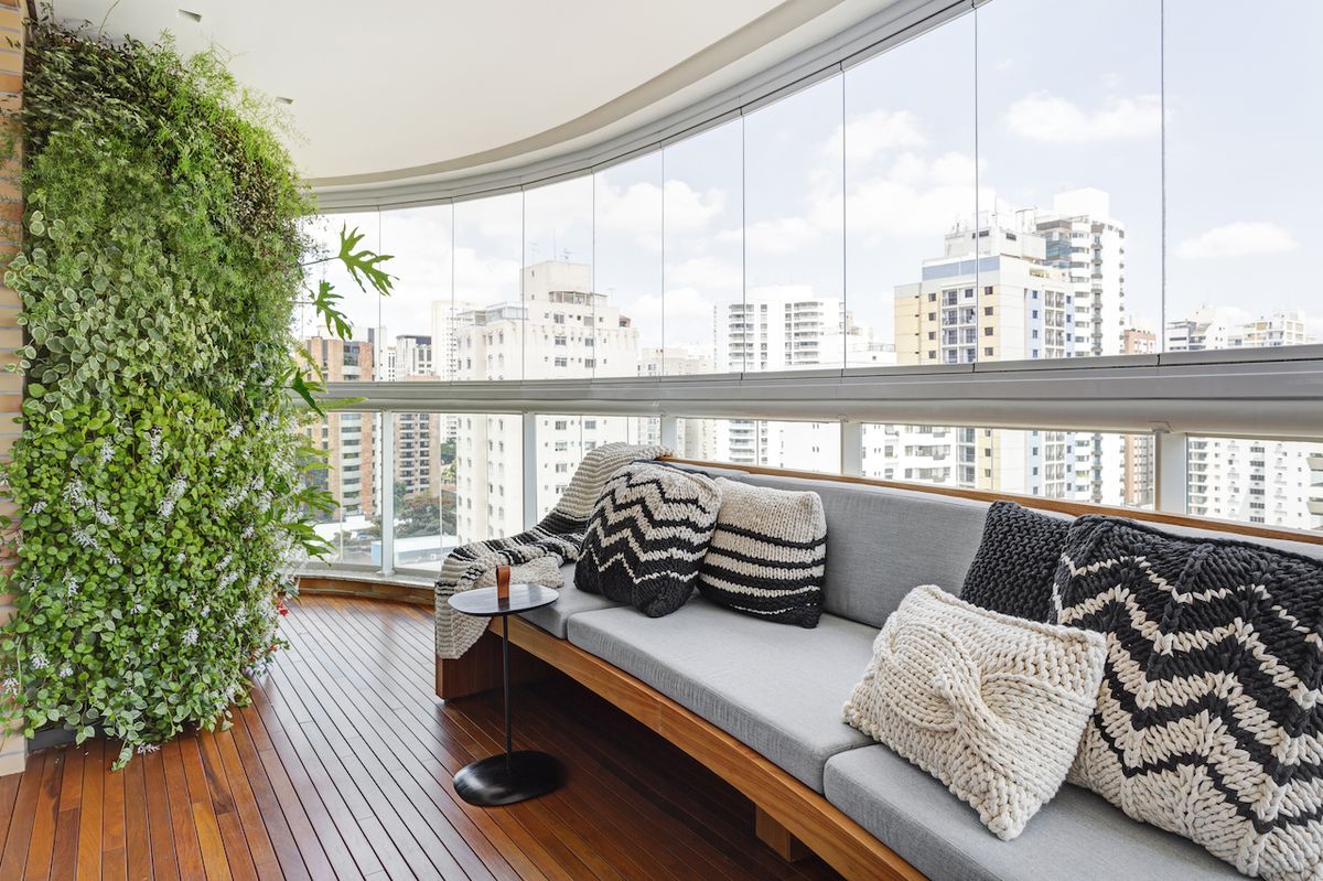 Základem proměny bytu byl nový vzhled a způsob využití balkonů.