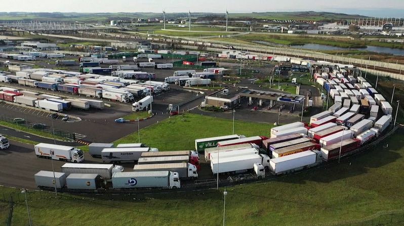 Blížící se tvrdý brexit ucpal přístav v Calais, kolony kamionů se táhnou několik kilometrů