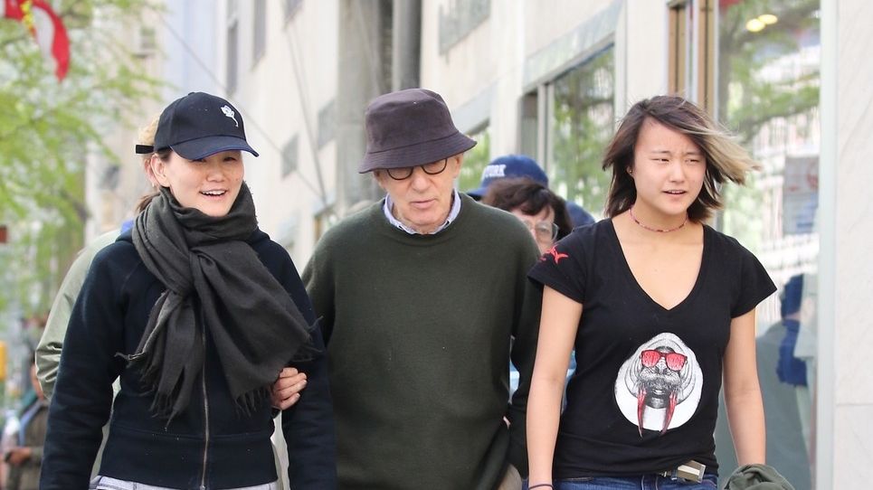 Woody Allen s manželkou Soon-Yi (vlevo) a dcerou Bechet