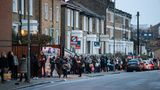 Britové začali v reakci na zavření hranic vykupovat supermarkety, tvoří se fronty