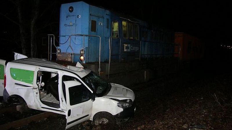 Mladý řidič ve Zlíně vjel i přes výstrahu na koleje. Srážku s vlakem nepřežil