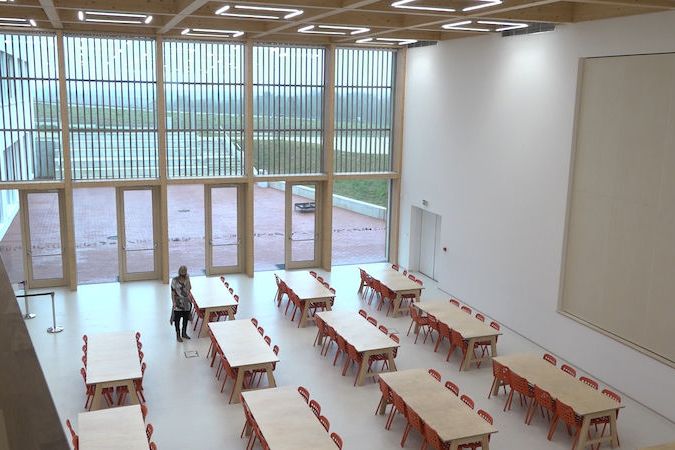 Základní škola v Dolních Jirčanech je jednou z prvních veřejných budov postavených na základě architektonické soutěže