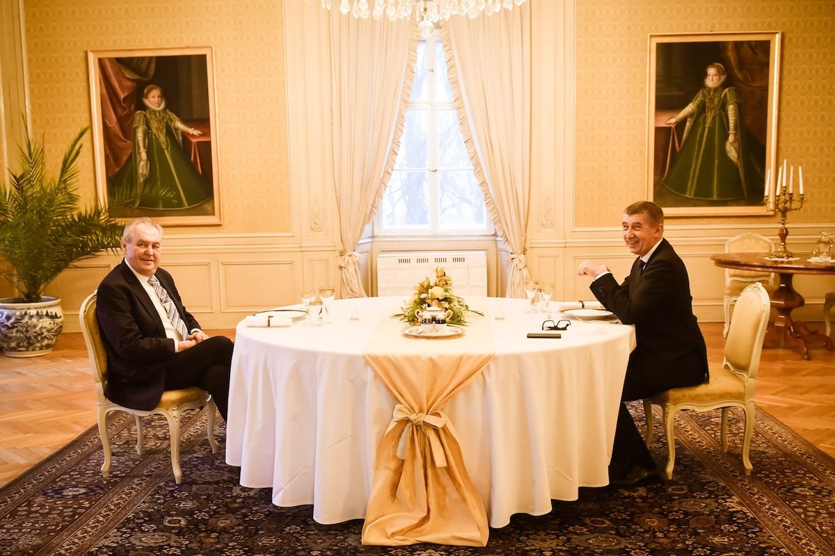 Prezident Miloš Zeman a premiér Andrej Babiš před servírováním oběda.
