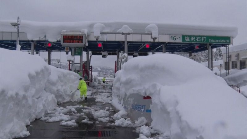 Na japonské dálnici uvázly kvůli přívalům sněhu stovky aut