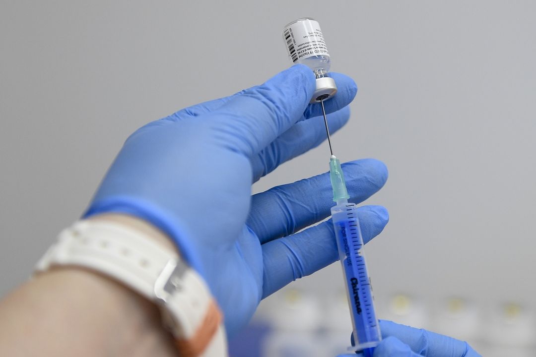 Nabírání vakcíny proti covidu-19 od firem Pfizer a BioNTech 