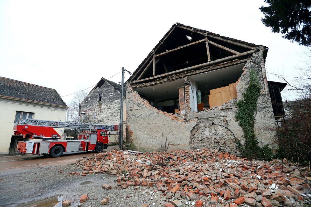 Poničený dům v Chorvatském městě Glina