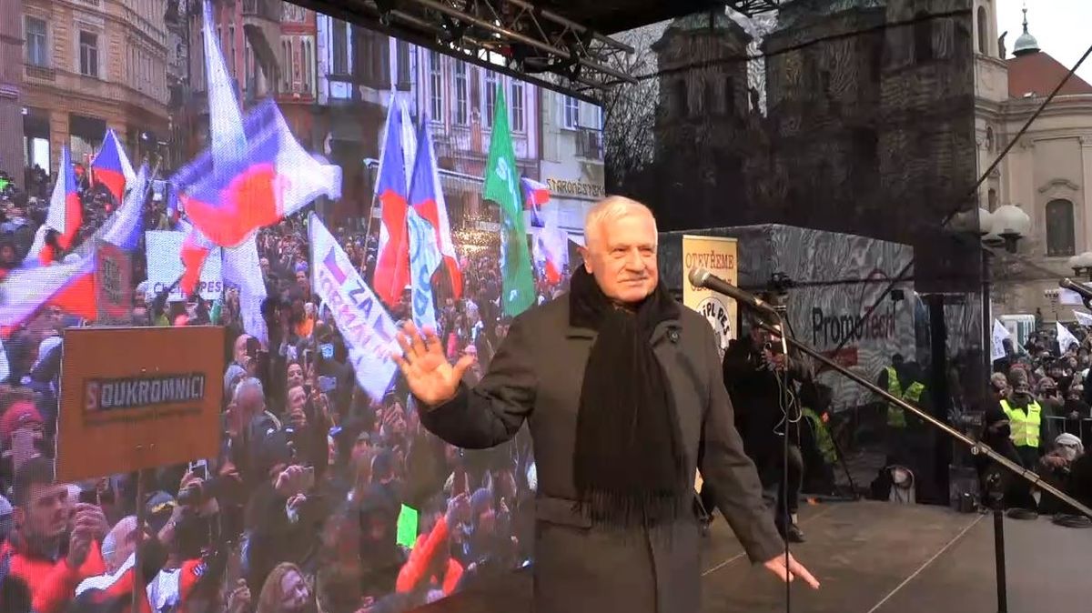 Václav Klaus na demonstraci na Staroměstském náměstí