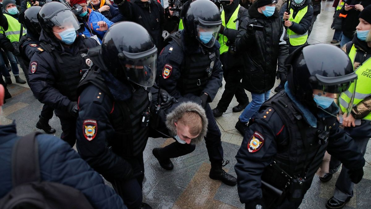 Policisté zadrželi jednoho z účastníků demonstrace na podporu Navalného v Moskvě