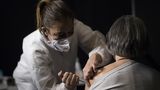 Druhou dávku vakcíny až po šesti týdnech, doporučuje francouzský úřad