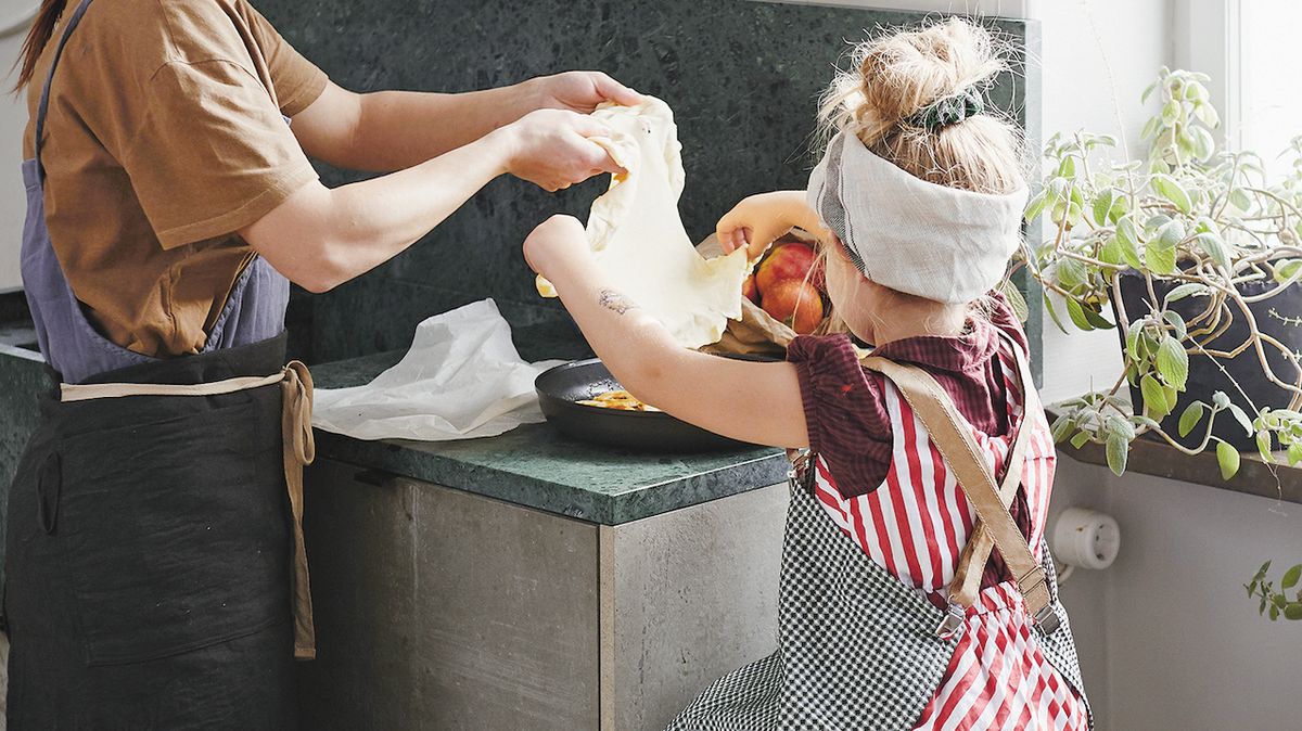 Kuchyňské zástěry s nastavitelnými řemínky vyhovují dětem, drží totiž krok s jejich růstem.