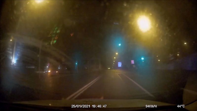 Šofér se zákazem řízení ujížděl policii v Ostravě v kradeném BMW