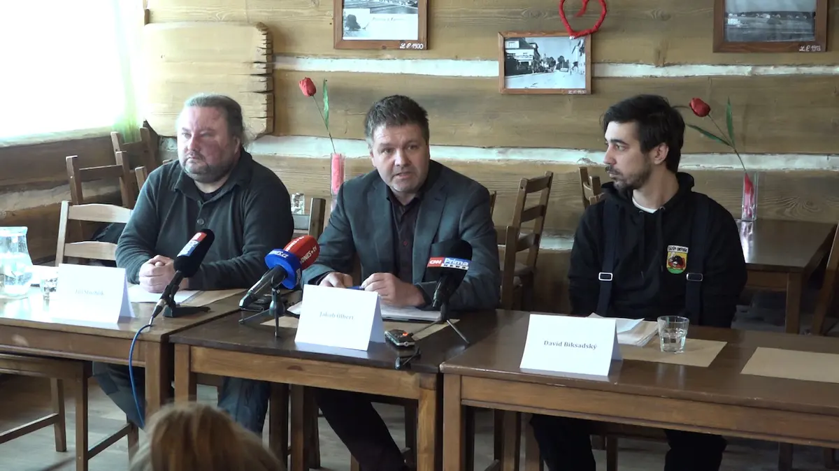 Zástupci iniciativy Chcípl PES na lednové tiskové konferenci