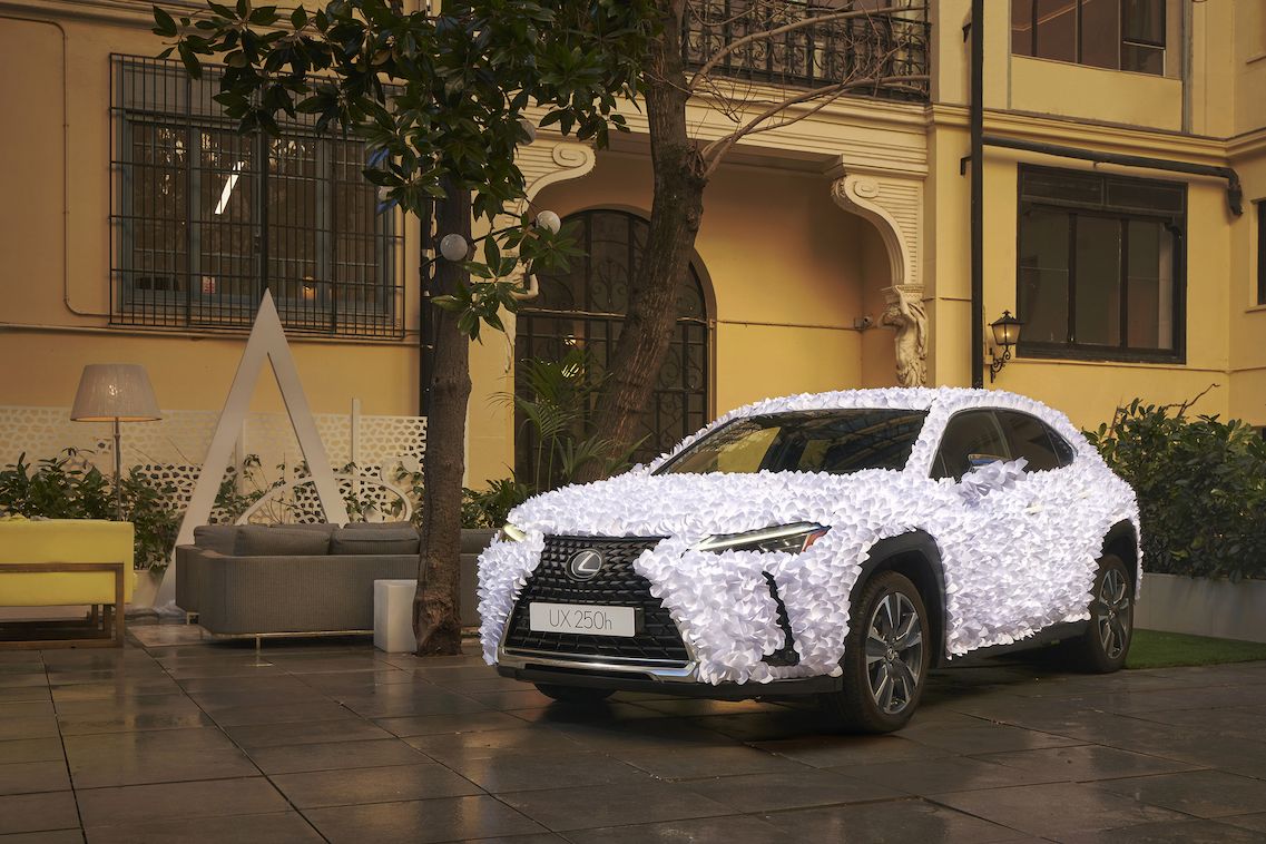 Lexus UX jako květinová zen zahrada