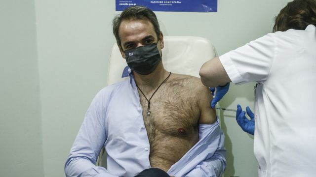 Řecký premiér Kyriakos Mitsotakis při očkování