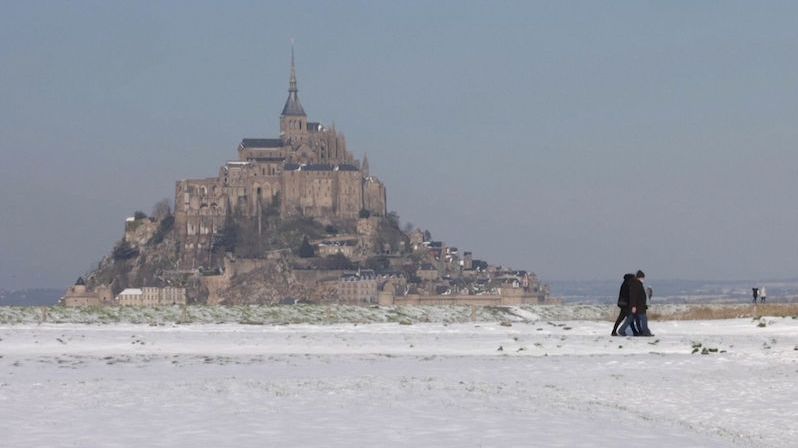 Neobvyklá podívaná. Francouzský Mont Saint-Michel zapadl sněhem