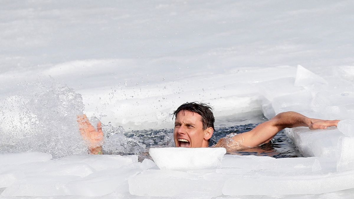David Vencl při překonání rekordu v plavání pod ledem