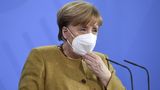 Merkelová čelí rebelii premiérů, odmítají lockdown