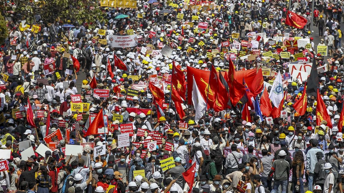Středeční demonstrace v Barmě proti armádnímu puči