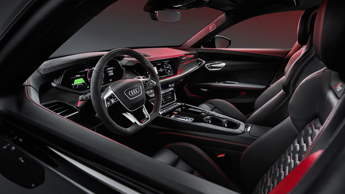 Interiér verze RS je dále vyšperkován karbonovými prvky a červenými detaily