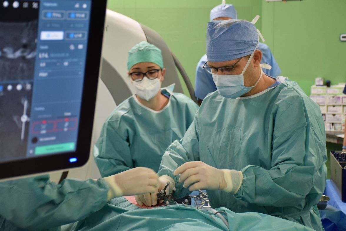 Vedoucí lékař spondylochirurgického oddělení kliniky Petr Vaněk operuje s využitím sofistikované sestavy přístrojů prvního pacienta se závažným onkologickým onemocněním.