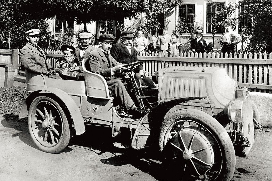 Ve Vratislavicích 1902. Za volantem vozu Lohner-Porsche Mixte hrdý Ferdinand, bratr Oskar a otec Anton na zadním sedadle. 