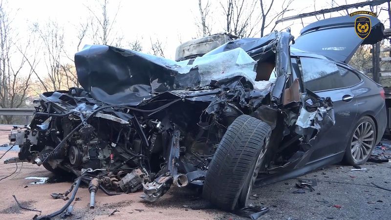 Kamion na Benešovsku začal po střetu s BMW hořet. V autě zemřel řidič