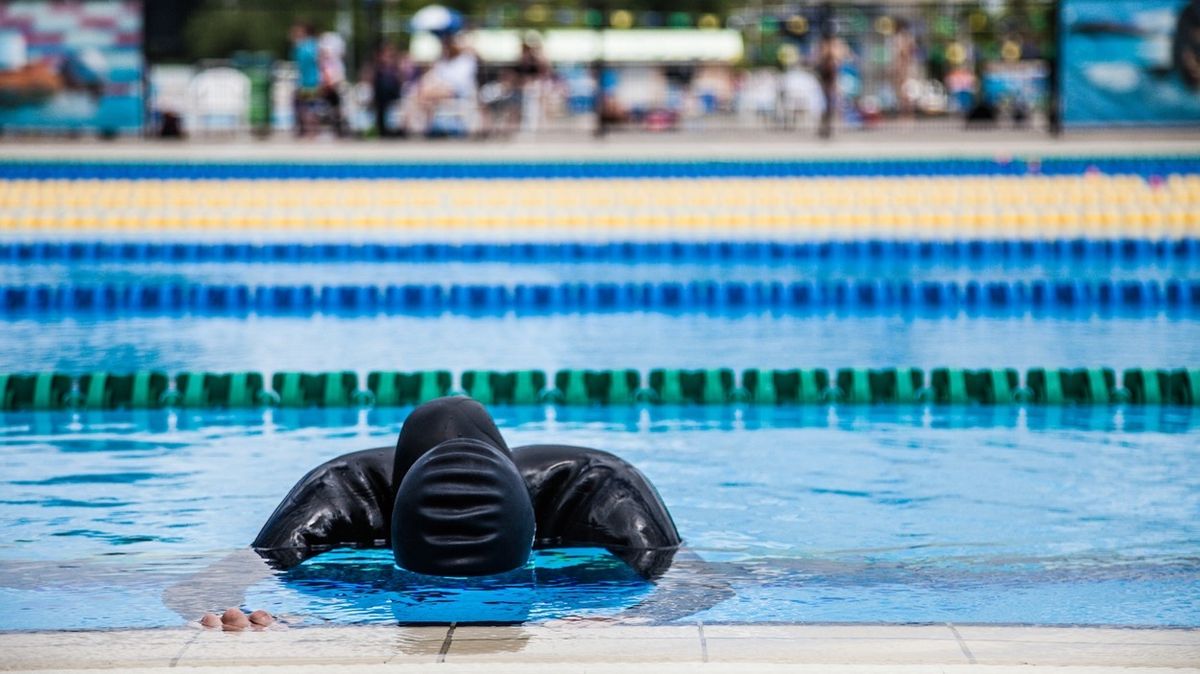 Potápěč zůstal na jeden nádech pod vodou rekordní dobu, pomáhají mu i křeče