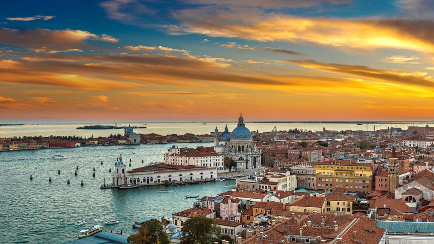 Kdysi námořní velmoc, dnes oběť turismu. Před 1600 lety byly založeny Benátky