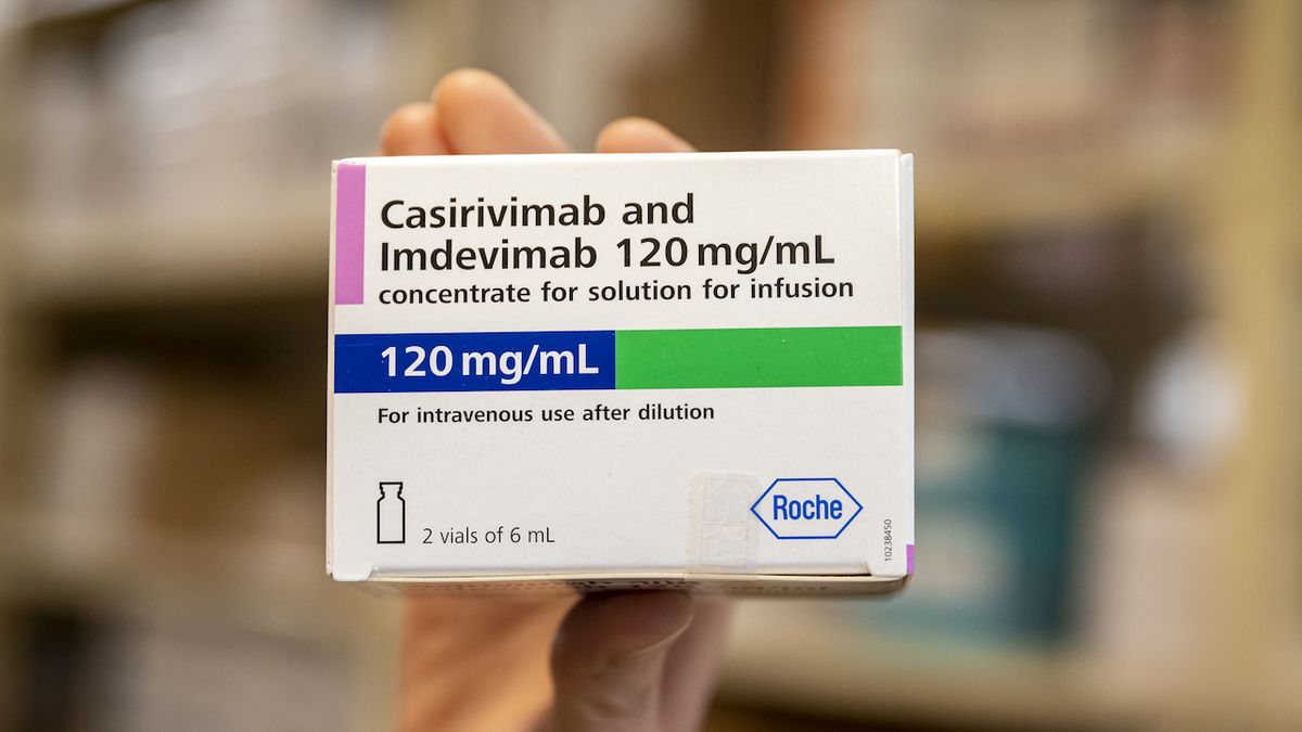 Léčivý přípravek se jménem casirivimab-imedivimab, známý také jako REGN-CoV2, vyrábí firmy Regeneron a Roche.