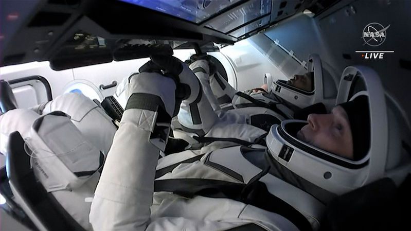 Čtveřice astronautů se po půl roce na ISS vrátila na Zemi