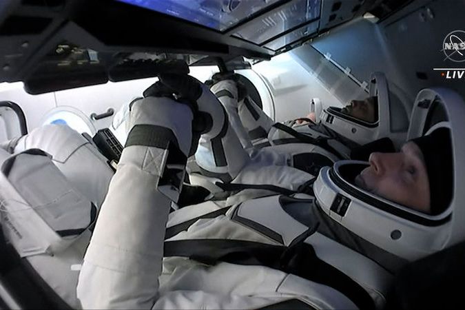 BEZ KOMENTÁŘE: Astronauti z lodi Crew Dragon Resilience jsou zpátky na Zemi