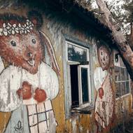 Pozůstatky dětského tábora nedaleko Pripjati jsou jedním z těch míst, kde je vhodné akorát tak mlčet. 