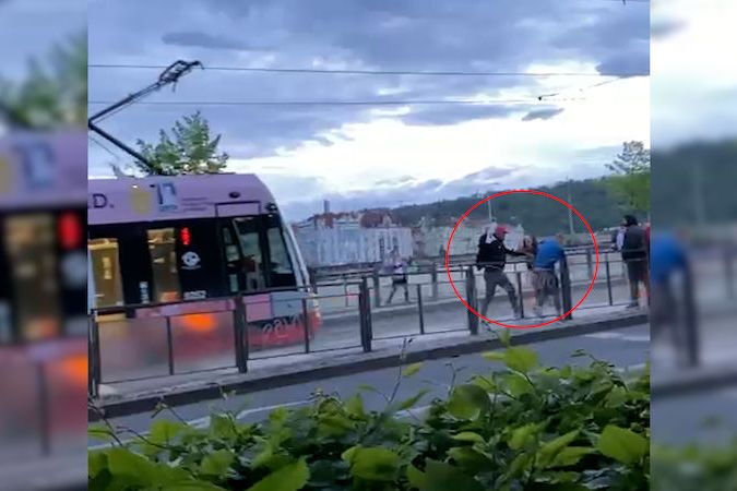Krvavý incident na Palackého náměstí a zadržení muže po útoku v centru Prahy