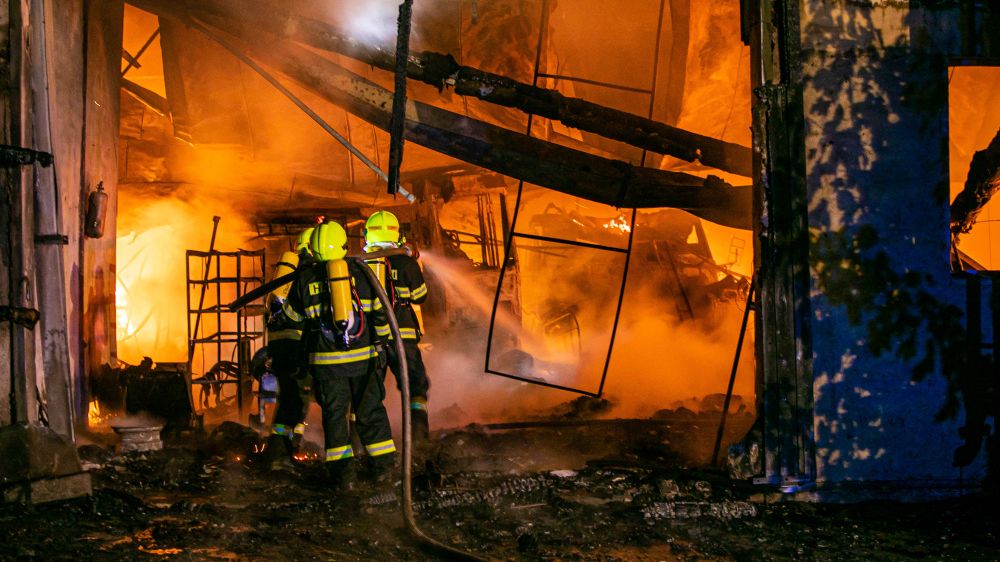 Požár zničil na Náchodsku budovu ze zemědělskými stroji, škoda je šest milionů