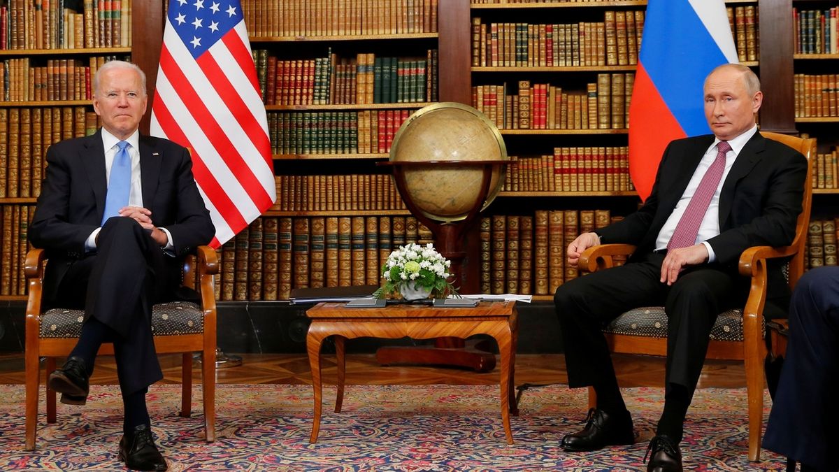 Putin od Bidena dostal bizona a brýle, daroval mu psací soupravu