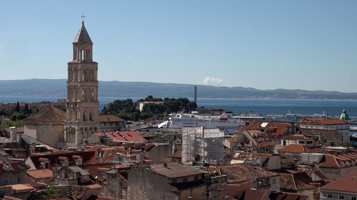 Drama ve Splitu: na turisty se před nočním klubem vysypala skleněná stěna