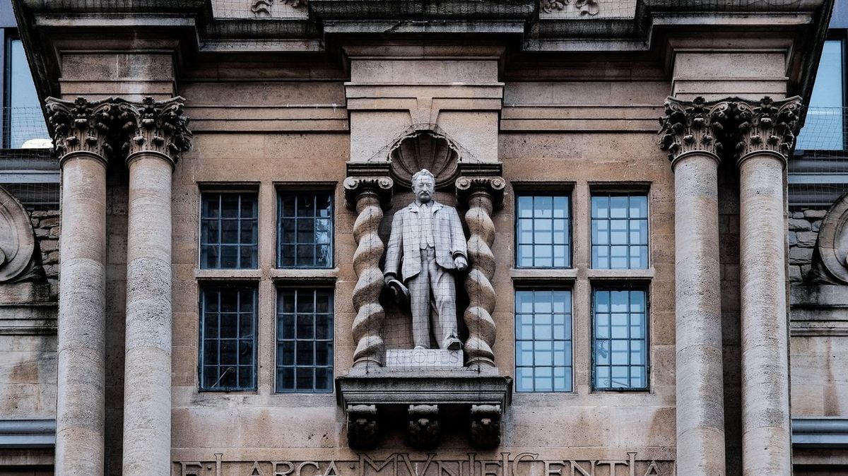 Oxfordská univerzita odmítla odstranit sochu kolonizátora