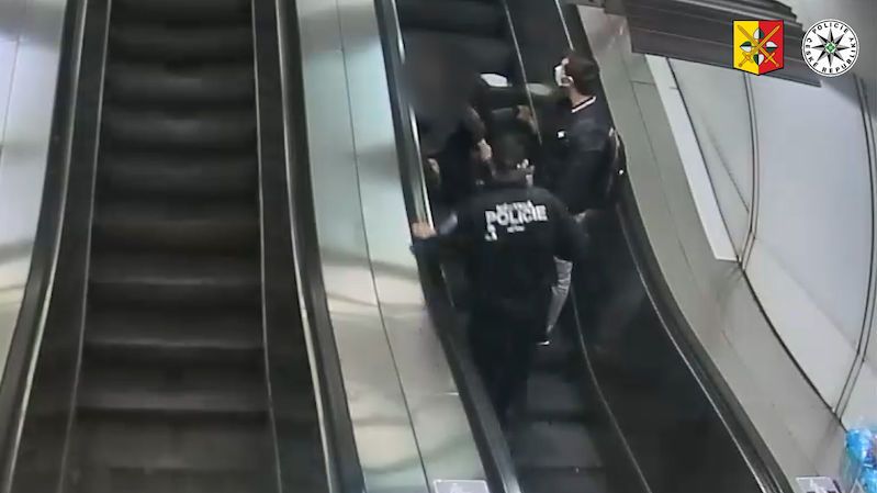 Agresor zaútočil na muže v metru. Policie zveřejnila video a hledá svědky
