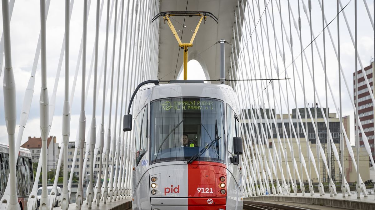 FOTO: Prahu brázdí tramvaj v novém designu