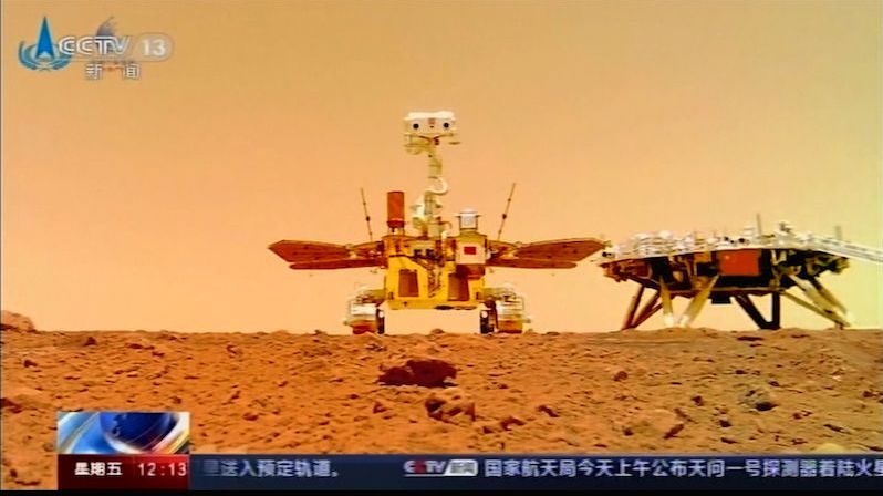 Čína zveřejnila nové snímky se svým vozítkem na Marsu. Pořídila je samostatná kamera
